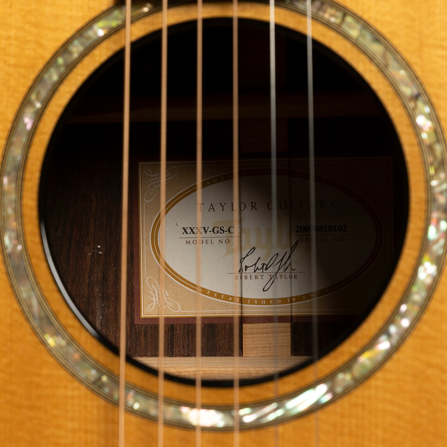 Taylor XXXV-GS-C 35th Anniversary in Cocobolo & Sitka Spruce